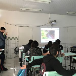 Representante da Concessionária Tamoios ministra palestra em escola de São José dos Campos