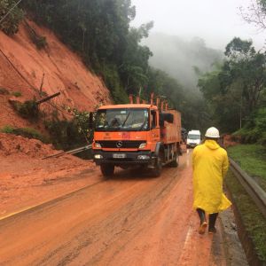 Equipes trabalham na limpeza do trecho de Serra da Rodovia dos Tamoios