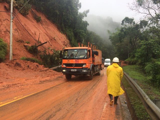 Equipes trabalham na limpeza do trecho de Serra da Rodovia dos Tamoios