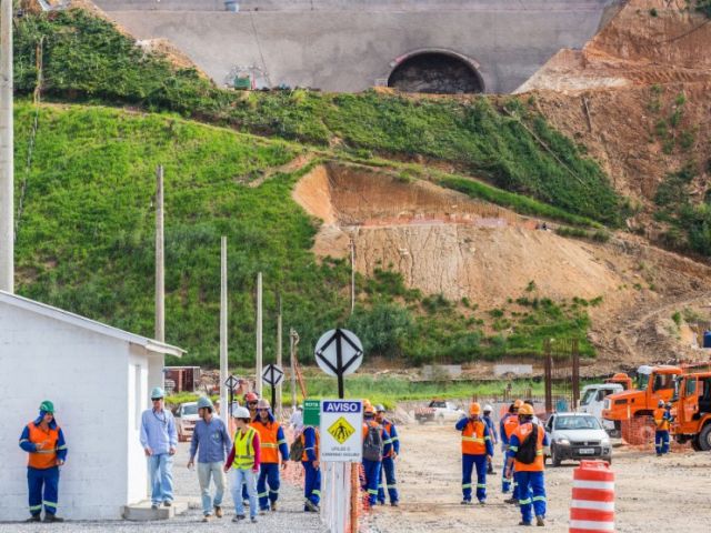 Queiroz Galvão contrata 92 funcionários para as obras da duplicação da serra