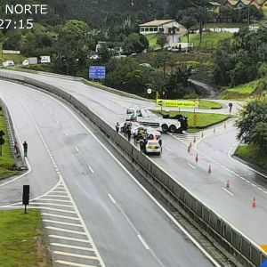Trecho de Serra da Rodovia dos Tamoios permanece interditado devido queda de barreira