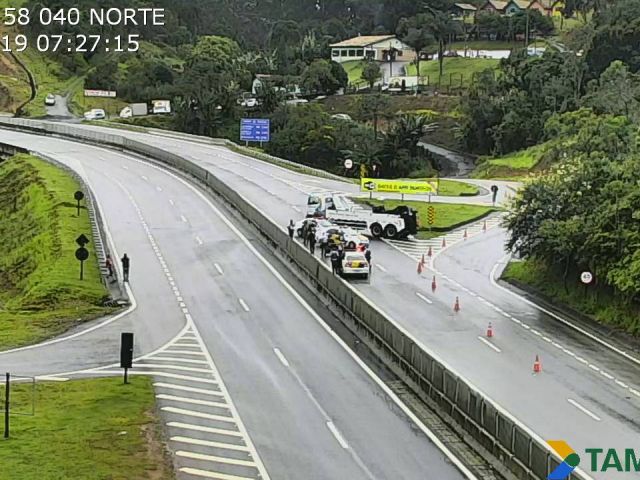 Trecho de Serra da Rodovia dos Tamoios permanece interditado devido queda de barreira