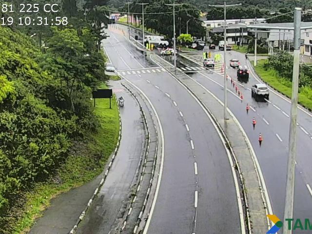 Trecho de Serra da Rodovia dos Tamoios continua interditado devido risco de queda de barreiras