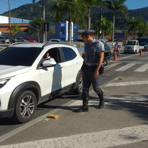 Tamoios e Polícia Militar Rodoviária fazem ação educativa do Maio Amarelo em Caraguatatuba