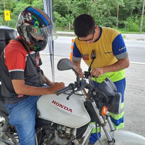Tamoios e Polícia Rodoviária realizam Blitz Educativa com motociclistas