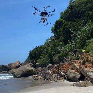 Drones com sementes de árvore vão recuperar áreas de deslizamento de terra em São Sebastião