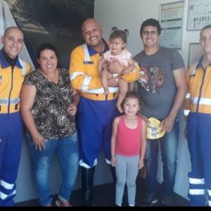 Criança resgatada pela equipe de socorristas da Concessionária visita base da Tamoios
