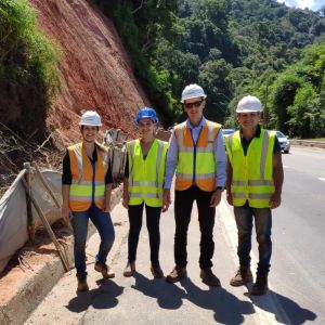 Alunos da UNISAL de Lorena visitam trecho de obras na Rodovia dos Tamoios