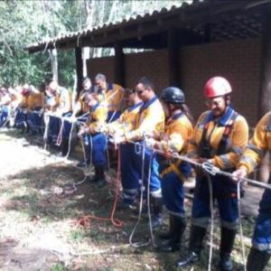 Socorristas da Concessionária Tamoios passam por treinamento de trabalho em altura