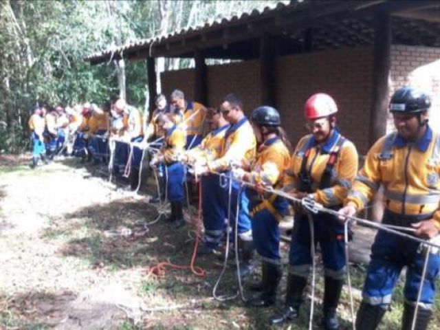 Socorristas da Concessionária Tamoios passam por treinamento de trabalho em altura