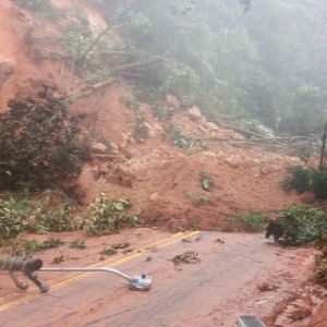 ATUALIZAÇÃO – Trecho de Serra da Tamoios permanece interditado nesta sexta-feira