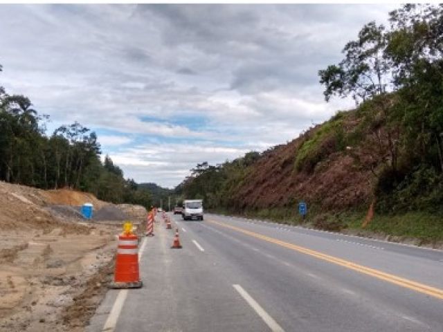 Detonação de rochas no km 64, em Caraguatatuba, exigirá interdição temporária na terça-feira (19/04)