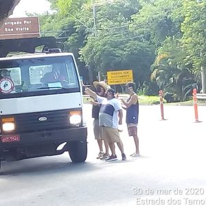 Moradores de Caraguatatuba distribuem refeições aos caminhoneiros