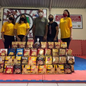Equipe da Concessionária Tamoios realiza entrega de arrecadações do Natal Solidário
