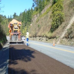 Obras de revitalização do pavimento em trecho de Serra da Rodovia dos Tamoios serão retomadas após o feriado.