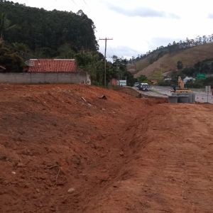 Tamoios faz obra de manutenção de pavimento e constrói marginal