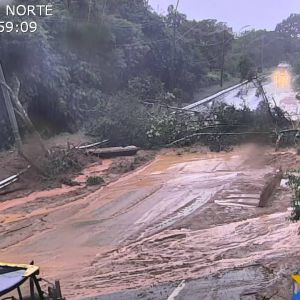Trecho de Serra da Tamoios permanece interditado devido quedas de barreiras