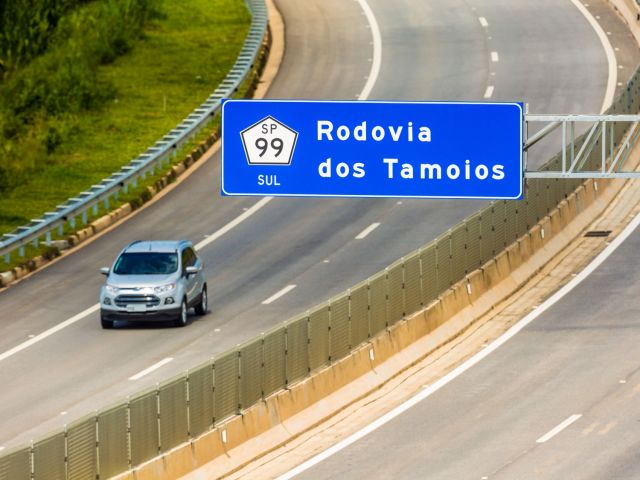 Aniversário de São Paulo: expectativa de tráfego na Rodovia dos Tamoios é de 165 mil veículos durante o feriado.