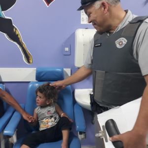 Apoio de Policiais Rodoviários salva criança em Caraguatatuba