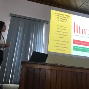 Representante da Concessionária Tamoios ministra palestra aos funcionários da CEDRAP, em Paraibuna