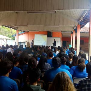 Representante da Concessionária Tamoios participa de encontro com jovens estudantes de Paraibuna